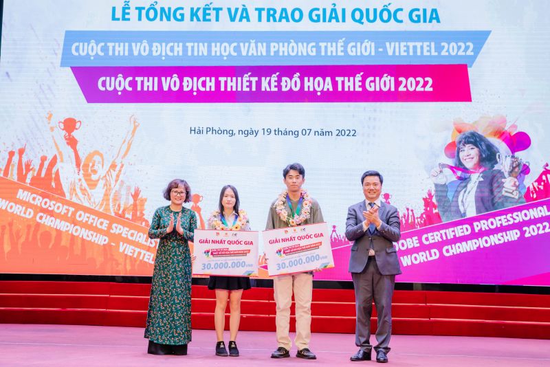 Các thí sinh đạt giải Nhất quốc gia cuộc thi Thiết kế đồ họa thế giới 2022 nhận giải