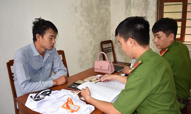 9x-li234n-tuc-ch244m-chia-dien-thoai-tai-benh-vien_1.jpg 9x-li234n-tuc-ch244m-chia-dien-thoai-tai-benh-vien_1.jpg