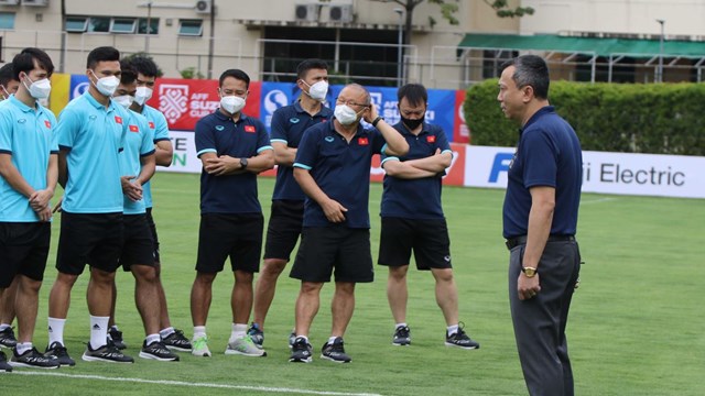 AFF Cup 2020: Đội tuyển Việt Nam đi bộ làm quen sân thi đấu