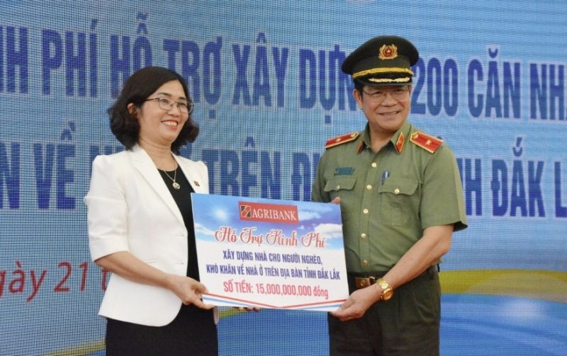 Agribank trao biểu trưng hỗ trợ kinh phí cho chương trình xây dựng 1.200 căn nhà cho người người nghèo tại tỉnh Đắk Lắk