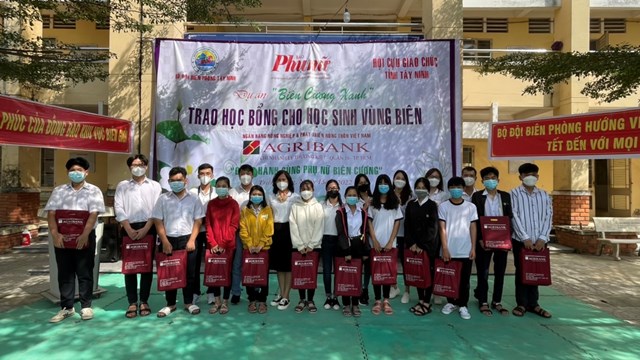 agribank-d224nh-gan-50-ty-dong-ung-ho-nguoi-ngh232o-v224-doi-tuong-ch237nh-s225ch-d243n-xu226n-nh226m-dan_3.jpeg agribank-d224nh-gan-50-ty-dong-ung-ho-nguoi-ngh232o-v224-doi-tuong-ch237nh-s225ch-d243n-xu226n-nh226m-dan_3.jpeg