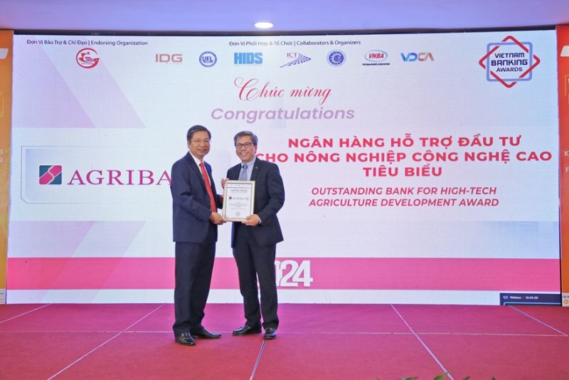 Đại diện Agribank, ông Phạm Gia Khương - Phó Trưởng VPĐD khu vực miền Nam (bên trái) nhận danh hiệu “Ngân hàng hỗ trợ đầu tư cho nông nghiệp công nghệ cao tiêu biểu” 2024