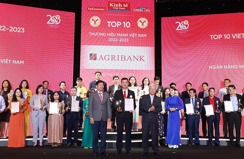 Đại diện Agribank nhận bằng chứng nhận tại buổi lễ