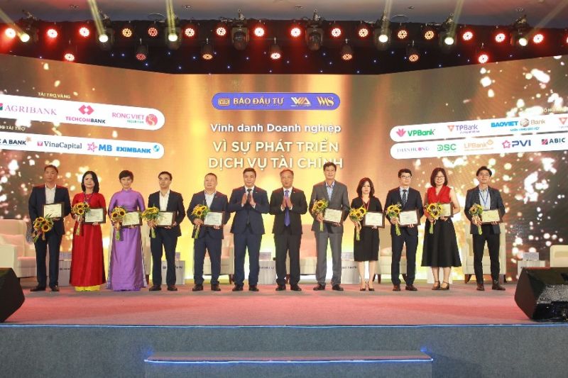 Đại diện Agribank (thứ 2 từ trái qua) nhận vinh danh Doanh nghiệp Vì sự phát triển dịch vụ tài chính Đại diện Agribank (thứ 2 từ trái qua) nhận vinh danh Doanh nghiệp Vì sự phát triển dịch vụ tài chính