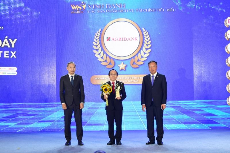 Ông Đinh Quang Dân, Phó Trưởng Ban Khách hàng cá nhân, đại diện Agribank nhận vinh danh Sản phẩm công nghệ và chuyển đổi số tiêu biểu Ông Đinh Quang Dân, Phó Trưởng Ban Khách hàng cá nhân, đại diện Agribank nhận vinh danh Sản phẩm công nghệ và chuyển đổi số tiêu biểu