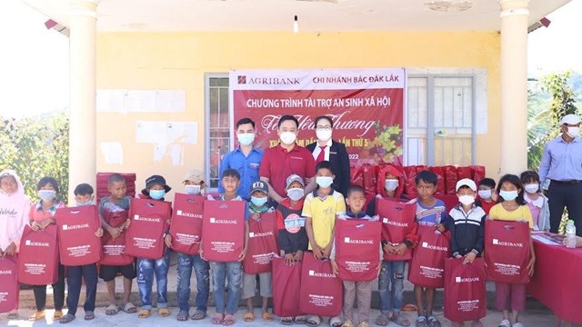 Agribank: Hơn 70 tỷ đồng ủng hộ, mua quà Tết cho người nghèo, gia đình chính sách