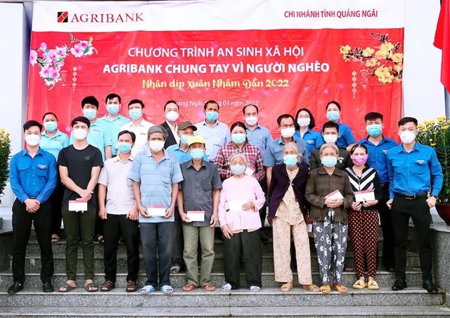 agribank-hon-70-ty-dong-ung-ho-mua-qu224-tet-cho-nguoi-ngh232o-gia-d236nh-ch237nh-s225ch_2.jpeg agribank-hon-70-ty-dong-ung-ho-mua-qu224-tet-cho-nguoi-ngh232o-gia-d236nh-ch237nh-s225ch_2.jpeg