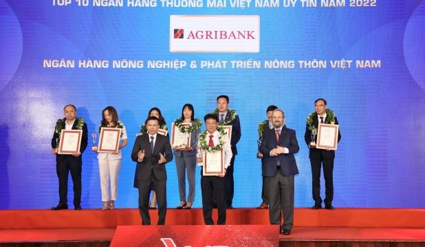 Agribank lọt Top 10 ngân hàng thương mại uy tín của Việt Nam năm 2022 