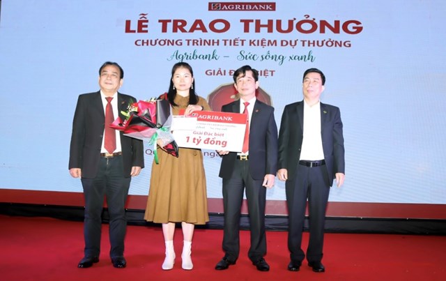 agribank-trao-thuong-giai-dac-biet-1-ty-dong-chuong-tr236nh-tiet-kiem-du-thuong-39agribank-suc-song-xanh39-tai-quang-b236nh_3.jpg agribank-trao-thuong-giai-dac-biet-1-ty-dong-chuong-tr236nh-tiet-kiem-du-thuong-39agribank-suc-song-xanh39-tai-quang-b236nh_3.jpg