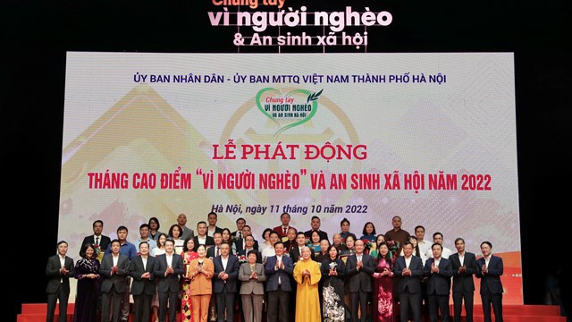 Agribank ủng hộ 2 tỷ đồng Quỹ 'Vì người nghèo' và an sinh xã hội thành phố Hà Nội