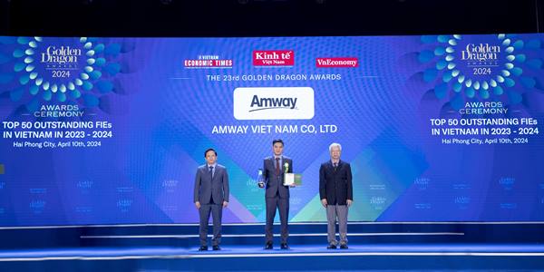 Ông Nguyễn Phương Sơn - Giám đốc Đối ngoại Amway Việt Nam nhận giải thưởng từ Ban tổ chức