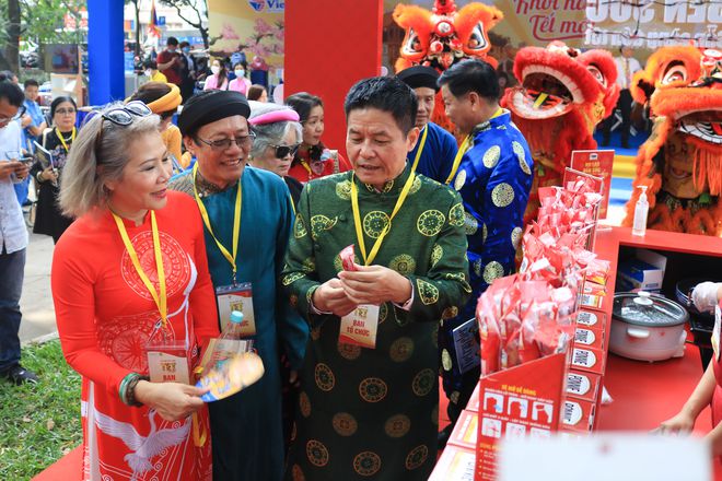 Ăn Tết, chơi Tết và đi chợ Tết sớm tại Lễ hội Tết Việt ở TP.HCM - ảnh 1