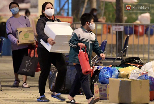 Ảnh: 15 học sinh trường Tiểu học Xuân Phương nhảy cẫng vui mừng vì được rời khu cách ly, về nhà đón Tết với gia đình - Ảnh 2.