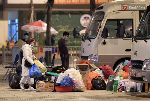 Ảnh: 15 học sinh trường Tiểu học Xuân Phương nhảy cẫng vui mừng vì được rời khu cách ly, về nhà đón Tết với gia đình - Ảnh 7.