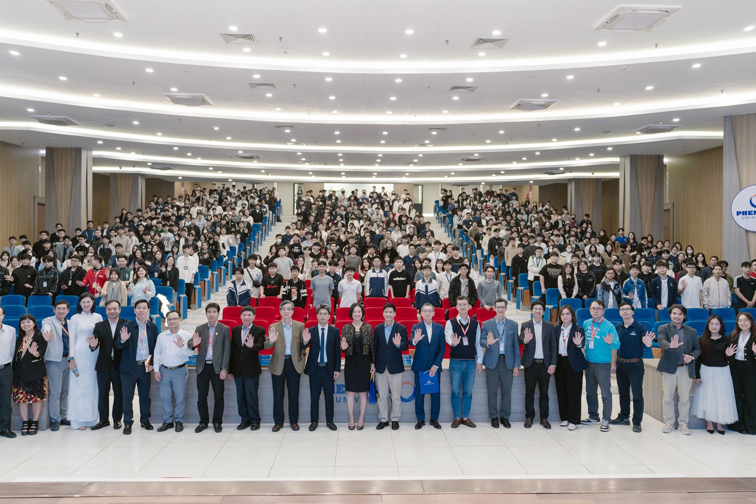 Khi khoa học chạm tới trái tim người trẻ: Dấu ấn VinFuture 2025 tại giảng đường Việt Nam