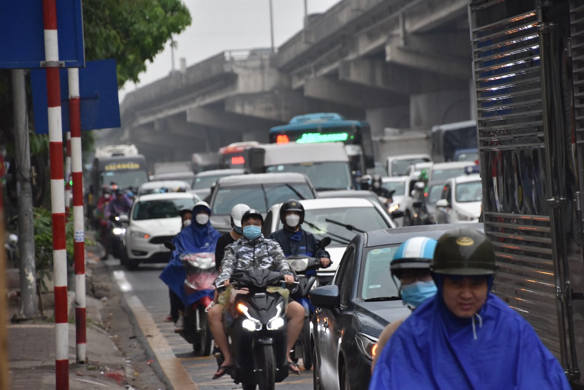 anh-39tranh-nhau39-tung-m233t-duong-tro-lai-thu-d244-sau-nghi-le_4.jpg anh-39tranh-nhau39-tung-m233t-duong-tro-lai-thu-d244-sau-nghi-le_4.jpg