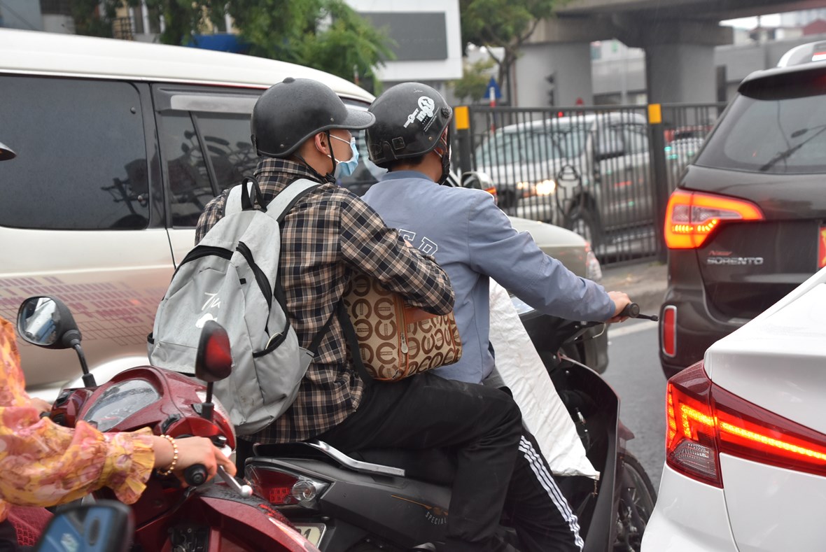 anh-39tranh-nhau39-tung-m233t-duong-tro-lai-thu-d244-sau-nghi-le_7.jpg anh-39tranh-nhau39-tung-m233t-duong-tro-lai-thu-d244-sau-nghi-le_7.jpg