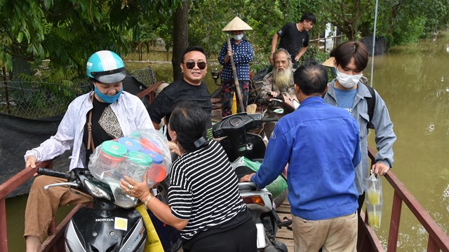 [ẢNH] Bãi giữa sông Hồng thành 'đảo', dân phải di chuyển bằng đò