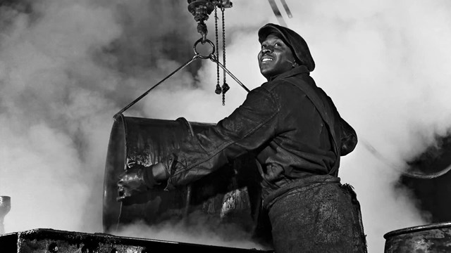 [Ảnh] Bên trong một nhà máy dầu ở Pittsburgh năm 1940 