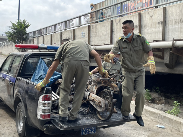 Ảnh: Cận cảnh căn nhà cháy đen khiến 6 người trong gia đình tử vong, xe máy bị thiêu rụi trơ khung - Ảnh 8.