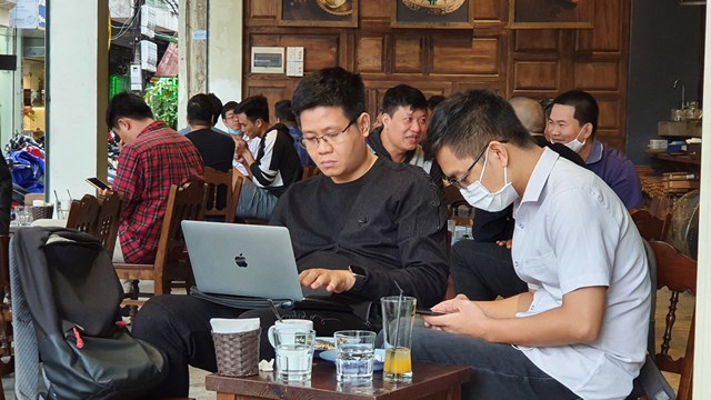 [ẢNH] Dân Hà Nội đổ xô ngồi cà phê, chủ quán phải 'đuổi' khách
