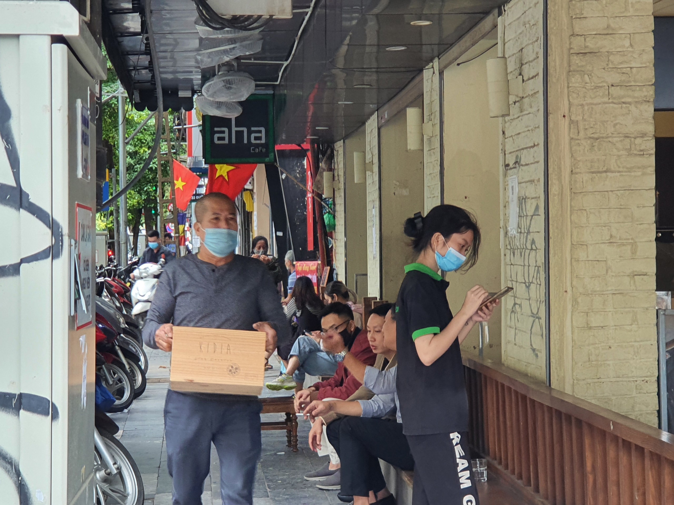 anh-d226n-h224-noi-do-x244-ngoi-c224-ph234-chu-qu225n-phai-39duoi39-kh225ch_3.jpg anh-d226n-h224-noi-do-x244-ngoi-c224-ph234-chu-qu225n-phai-39duoi39-kh225ch_3.jpg