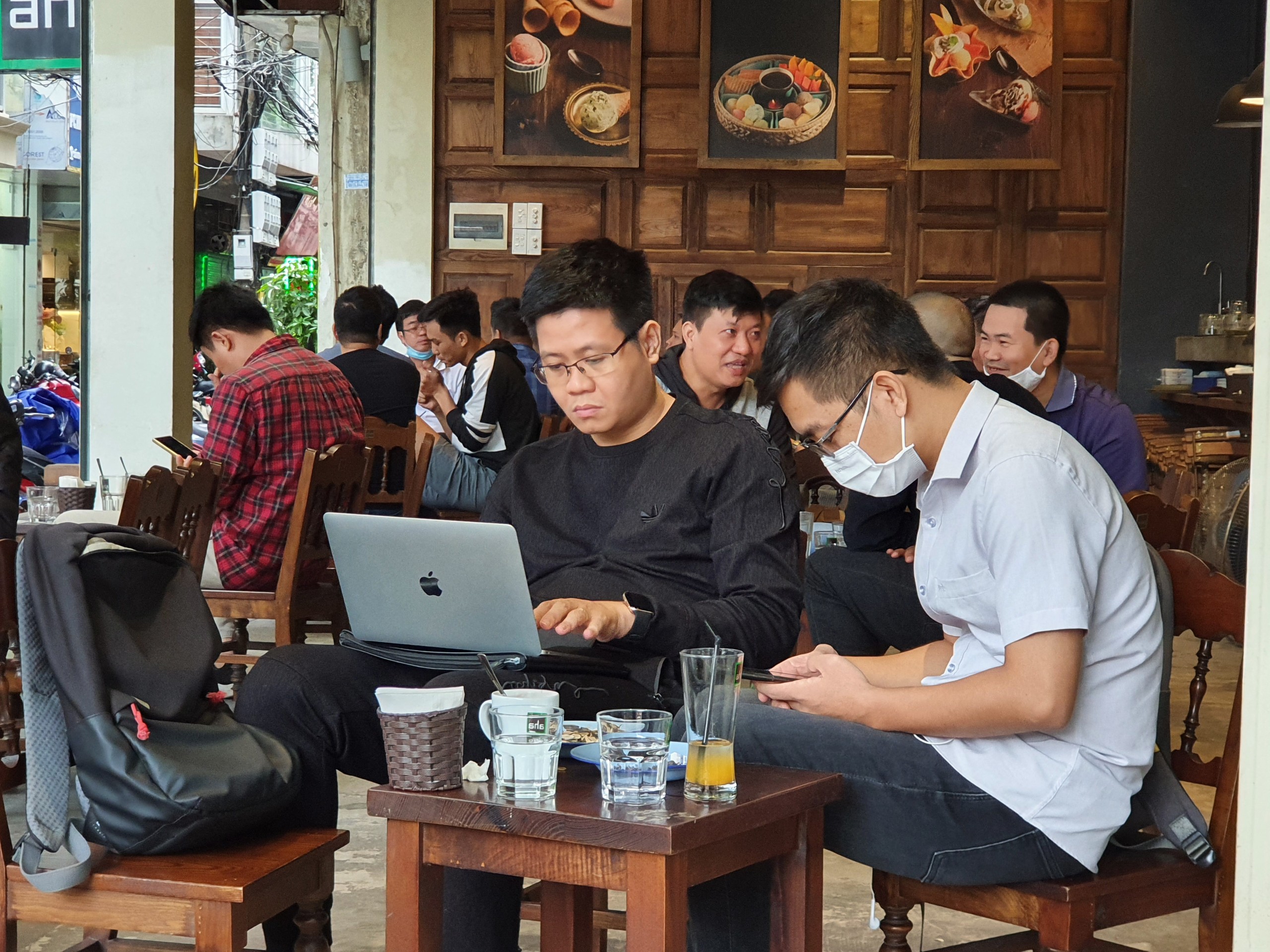anh-d226n-h224-noi-do-x244-ngoi-c224-ph234-chu-qu225n-phai-39duoi39-kh225ch_7.jpg anh-d226n-h224-noi-do-x244-ngoi-c224-ph234-chu-qu225n-phai-39duoi39-kh225ch_7.jpg