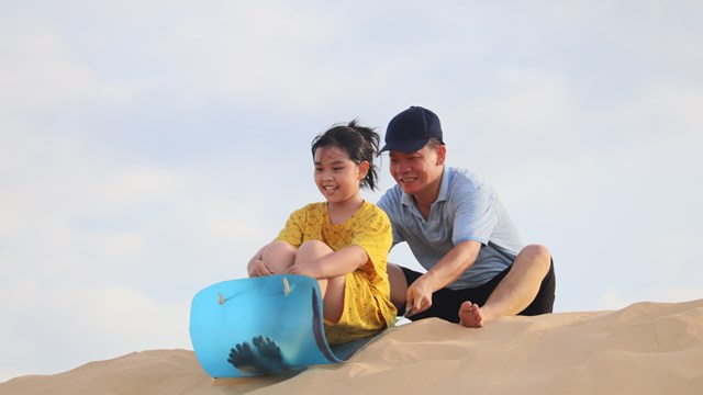 Du khách phấn khích tại 'thiên đường cát' Quảng Bình có độ cao 100m 