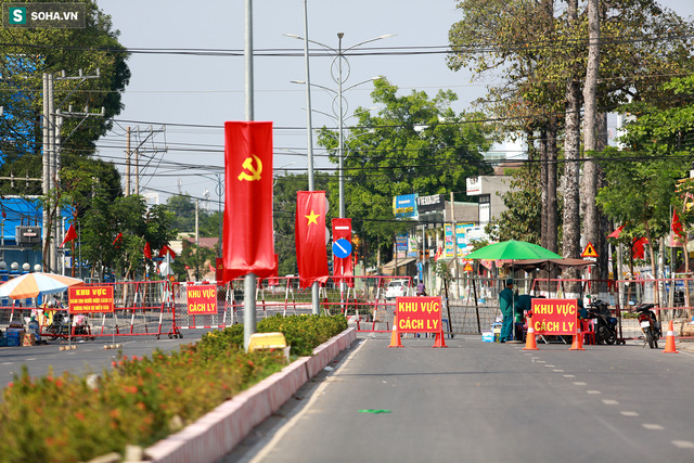  [ẢNH] Đường phố vắng chưa từng thấy, quán xá đóng cửa im lìm sau khi phong toả Đại học Thủ Dầu Một - Ảnh 1.