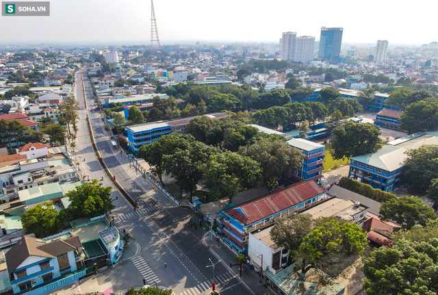  [ẢNH] Đường phố vắng chưa từng thấy, quán xá đóng cửa im lìm sau khi phong toả Đại học Thủ Dầu Một - Ảnh 15.