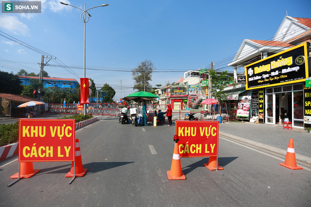  [ẢNH] Đường phố vắng chưa từng thấy, quán xá đóng cửa im lìm sau khi phong toả Đại học Thủ Dầu Một - Ảnh 3.