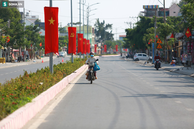  [ẢNH] Đường phố vắng chưa từng thấy, quán xá đóng cửa im lìm sau khi phong toả Đại học Thủ Dầu Một - Ảnh 6.