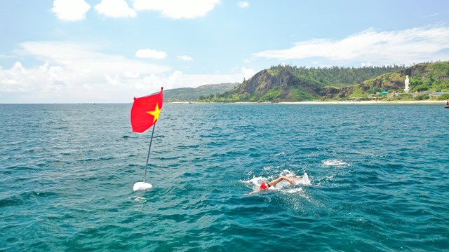 Gần 250 vận động viên tham gia bơi vượt biển ở đảo Lý Sơn