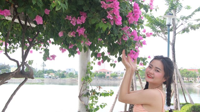 [Ảnh]: Giới trẻ đổ xô check-in ở bờ hồ Nguyễn Du dịp nghỉ lễ 2-9 