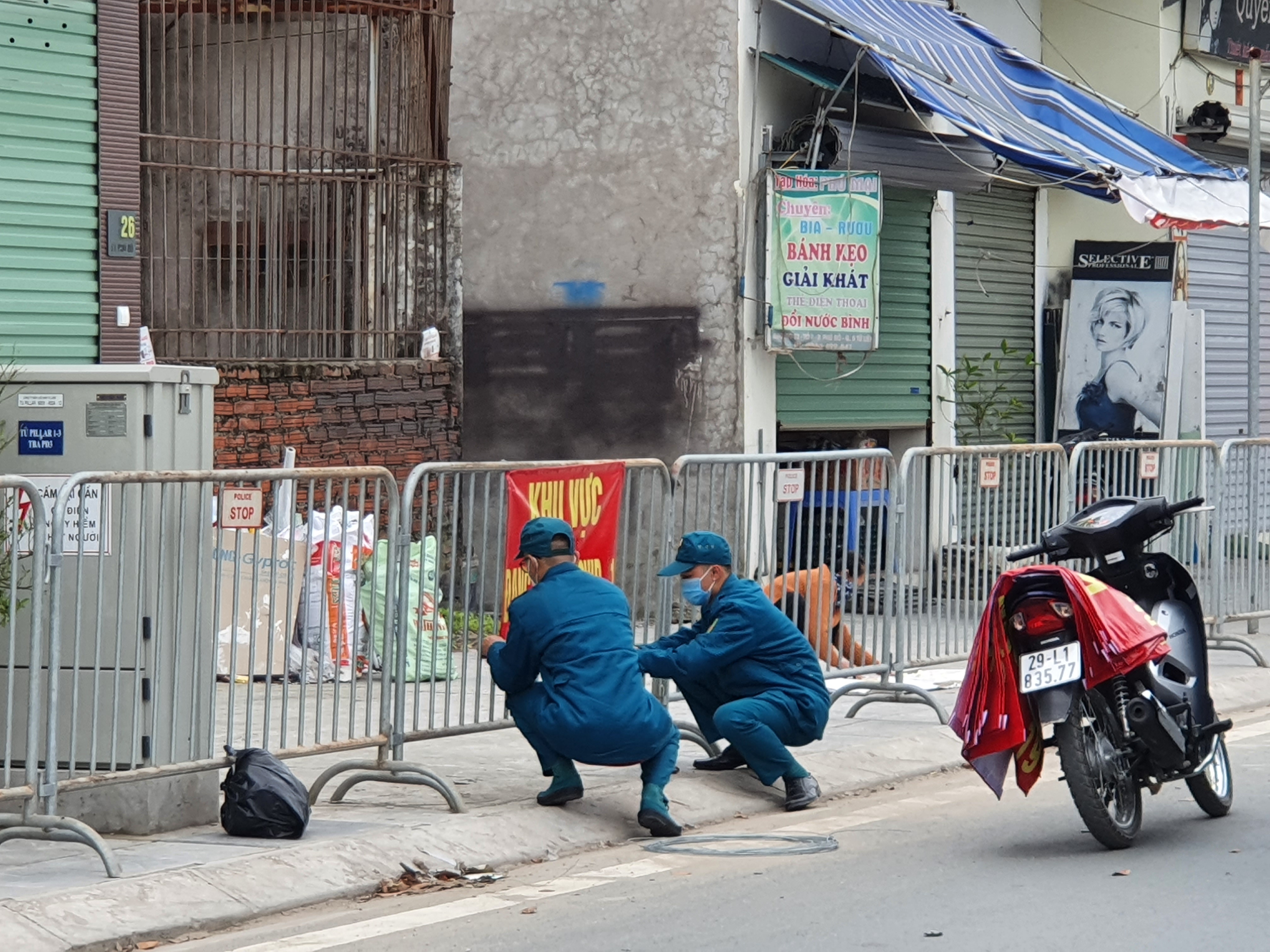 anh-h224-noi-can-canh-phong-toa-39o-dich39-ph250-d244_2.jpg anh-h224-noi-can-canh-phong-toa-39o-dich39-ph250-d244_2.jpg