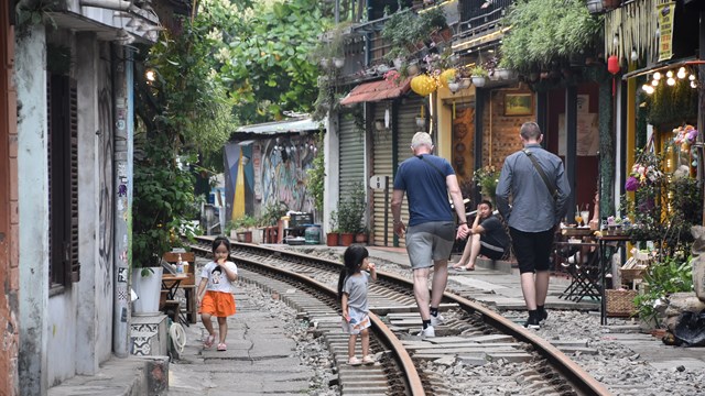 [ẢNH] Khách Tây trầm trồ với trải nghiệm 'cà phê đường tàu' Hà Nội