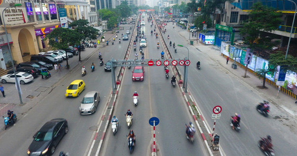 Ảnh: Mặc kệ biển cấm, hàng trăm xe máy nối đuôi nhau đi lên cầu vượt ở Thủ đô