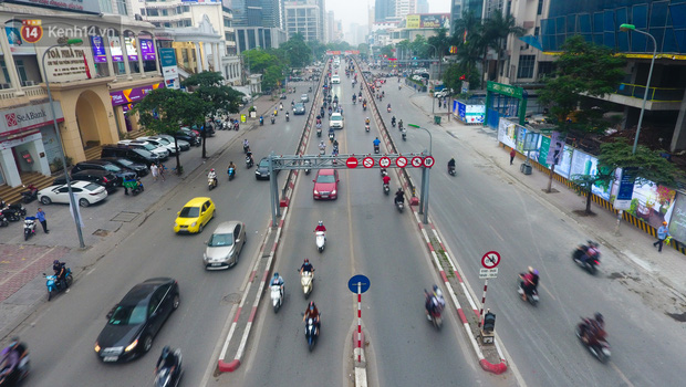 Ảnh: Mặc kệ biển cấm, hàng trăm xe máy nối đuôi nhau đi lên cầu vượt ở Thủ đô - Ảnh 1.