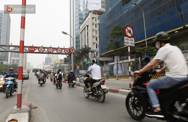 Ảnh: Mặc kệ biển cấm, hàng trăm xe máy nối đuôi nhau đi lên cầu vượt ở Thủ đô - Ảnh 6.