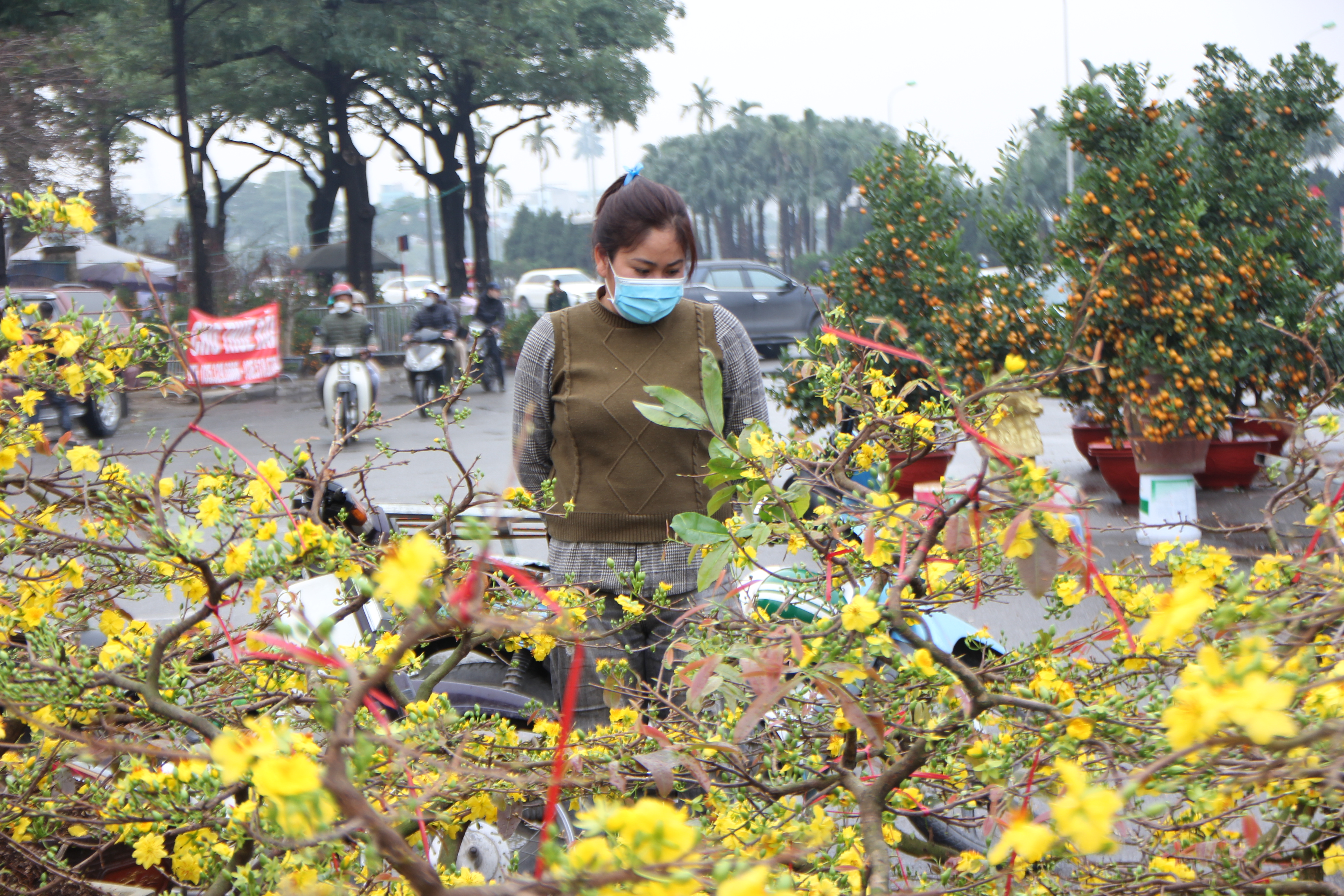 anh-mai-v224ng-39dat-v24539-am-dam-giua-cho-xu226n-h224-noi_6.jpg