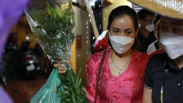 Người dân 'đội mưa', dâng lễ Vu Lan tại chùa Phúc Khánh, Hà Nội 