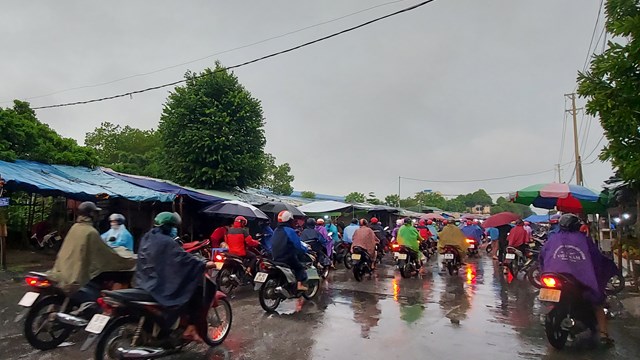 [ẢNH] Người dân TP Thanh Hóa trở lại trạng thái làm việc bình thường
