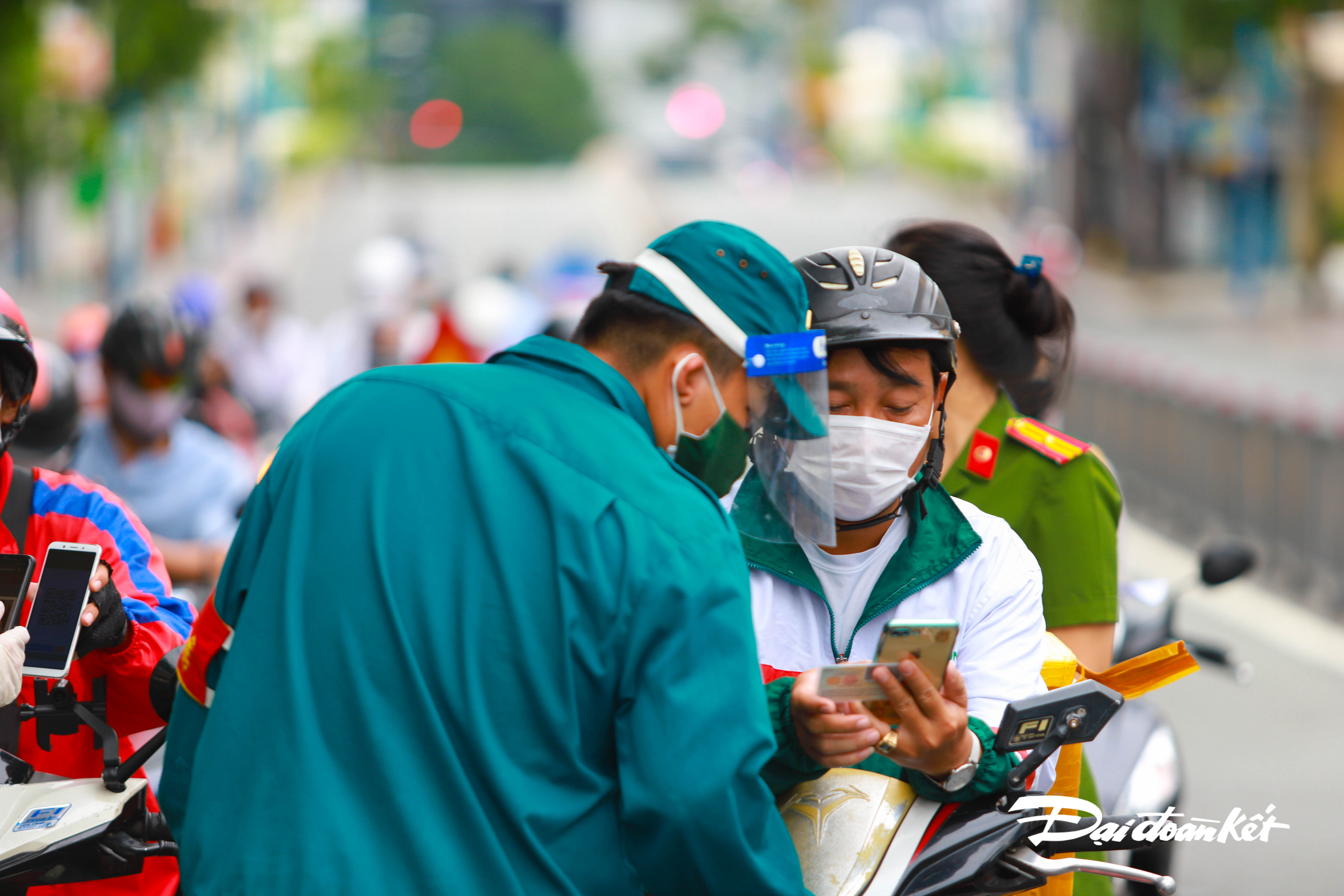 anh-nguoi-d226n-vat-va-khai-b225o-di-bien-dong-d226n-cu39_11.jpg