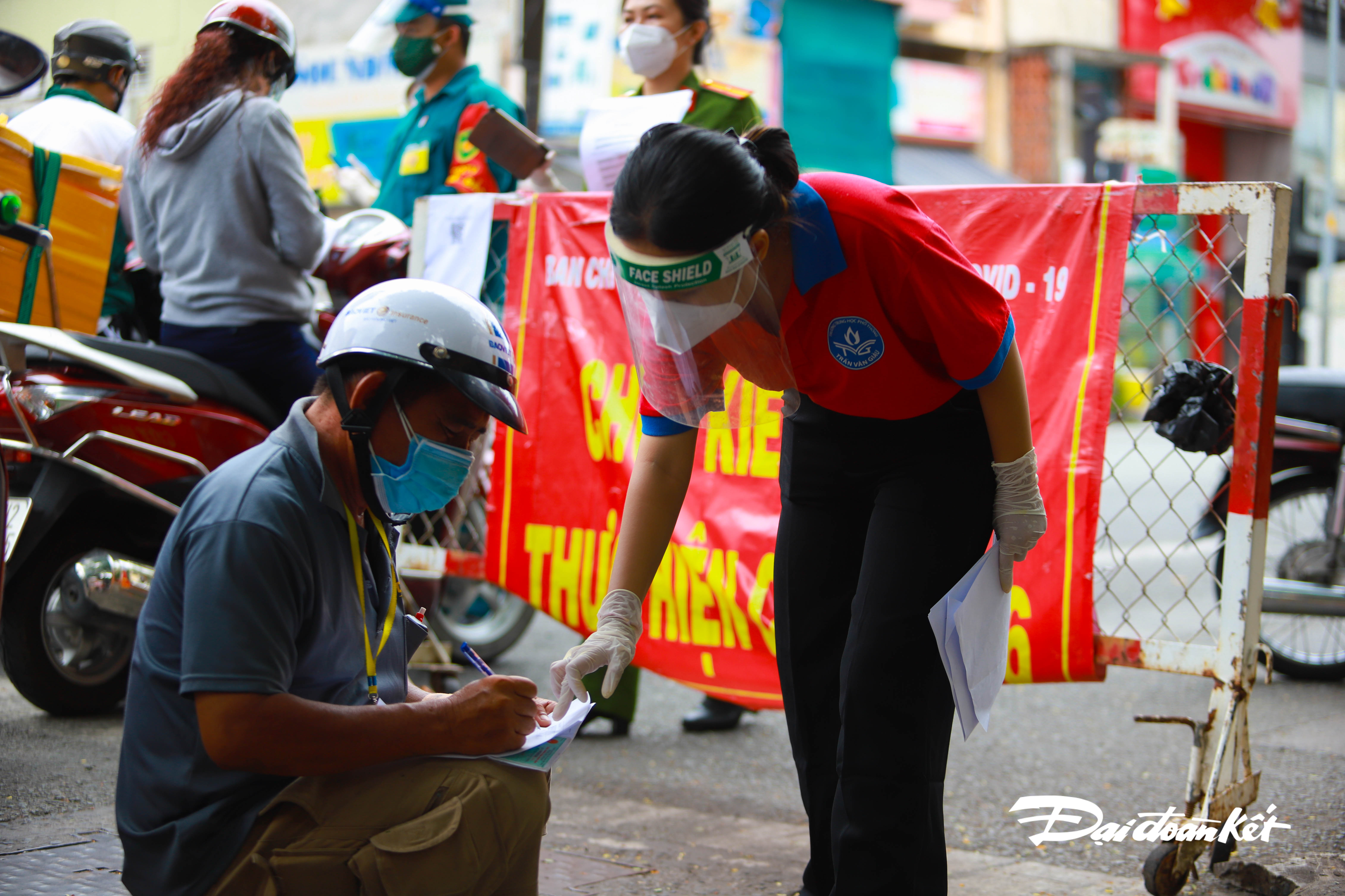 anh-nguoi-d226n-vat-va-khai-b225o-di-bien-dong-d226n-cu39_12.jpg