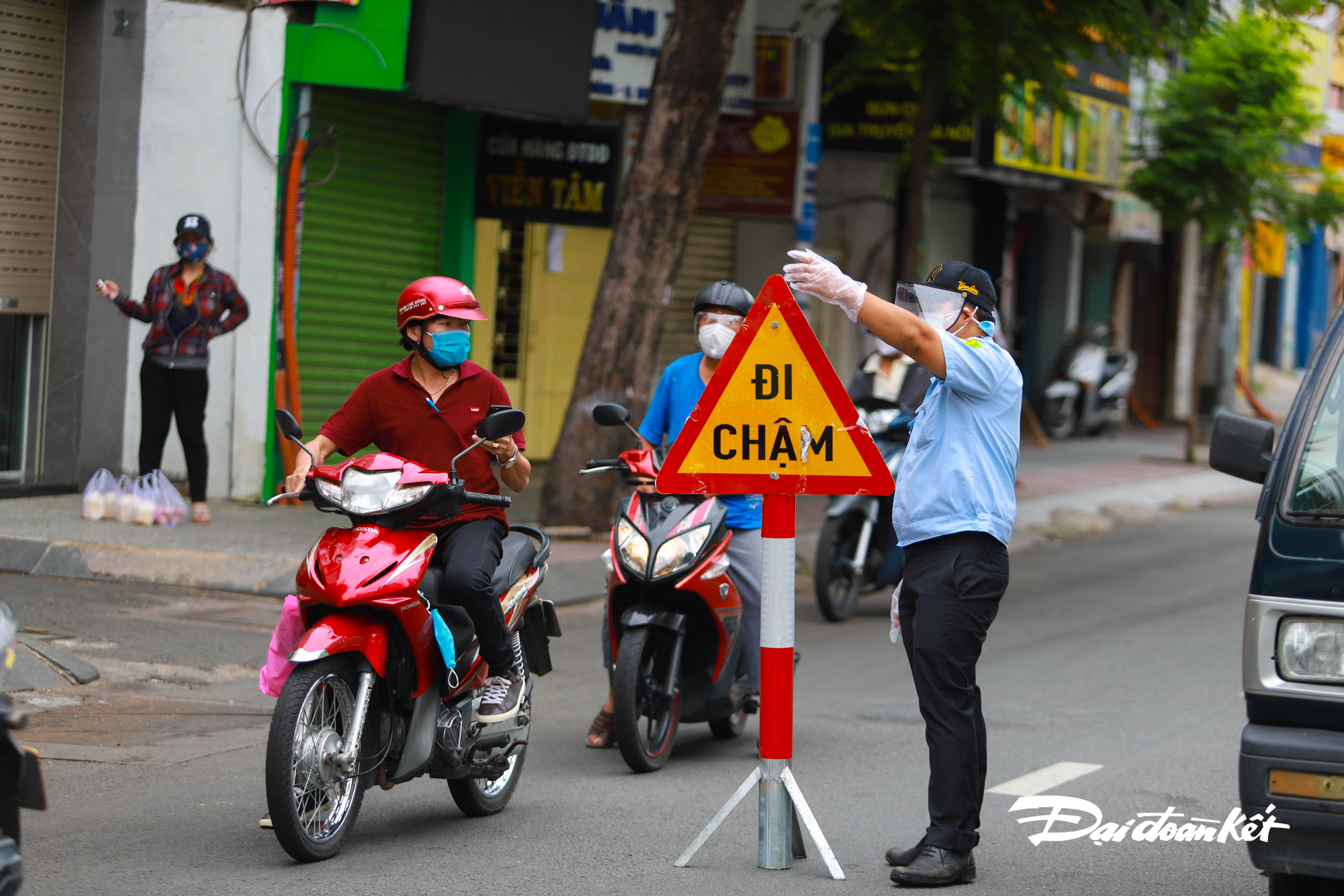 anh-nguoi-d226n-vat-va-khai-b225o-di-bien-dong-d226n-cu39_13.jpg
