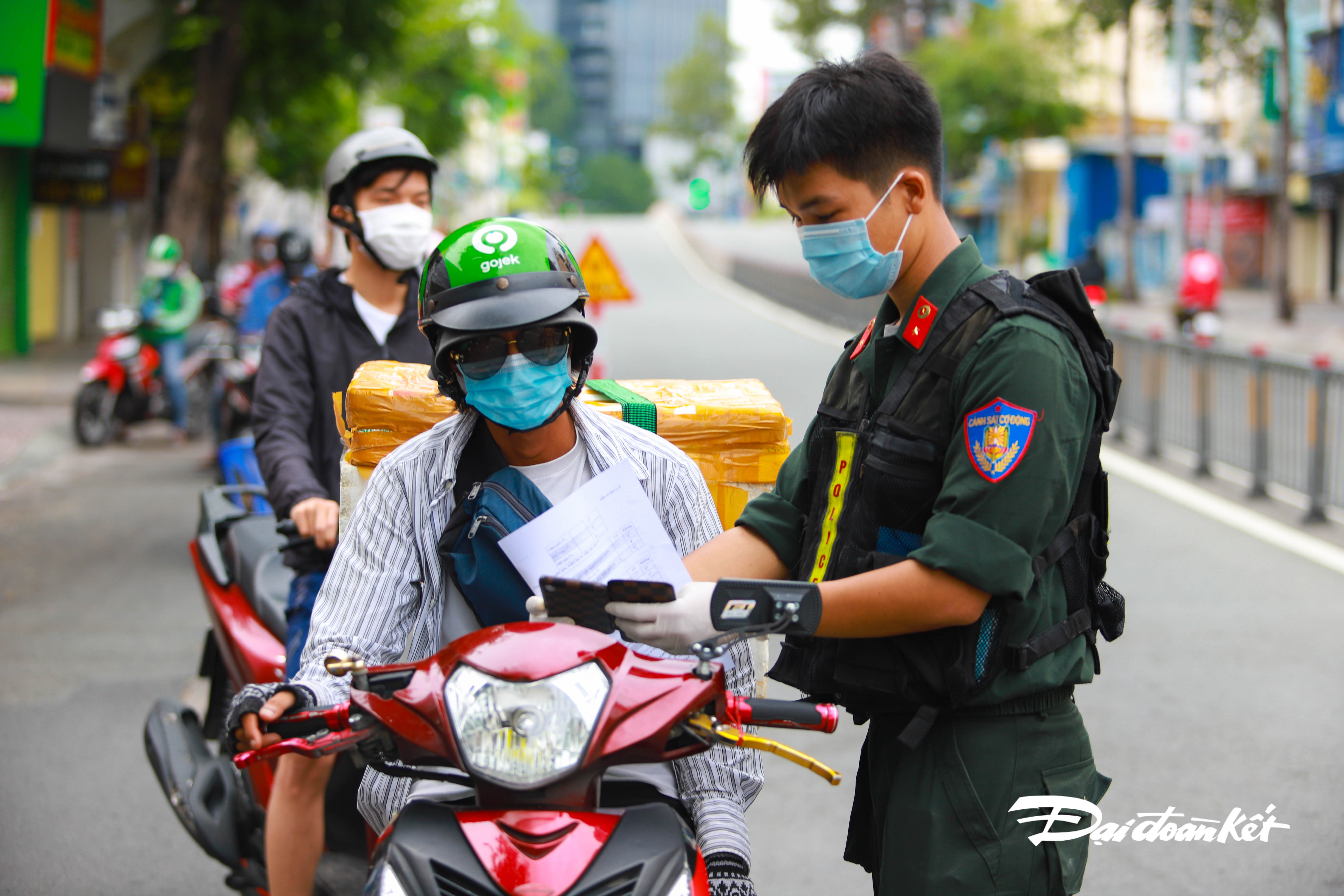 anh-nguoi-d226n-vat-va-khai-b225o-di-bien-dong-d226n-cu39_15.jpg