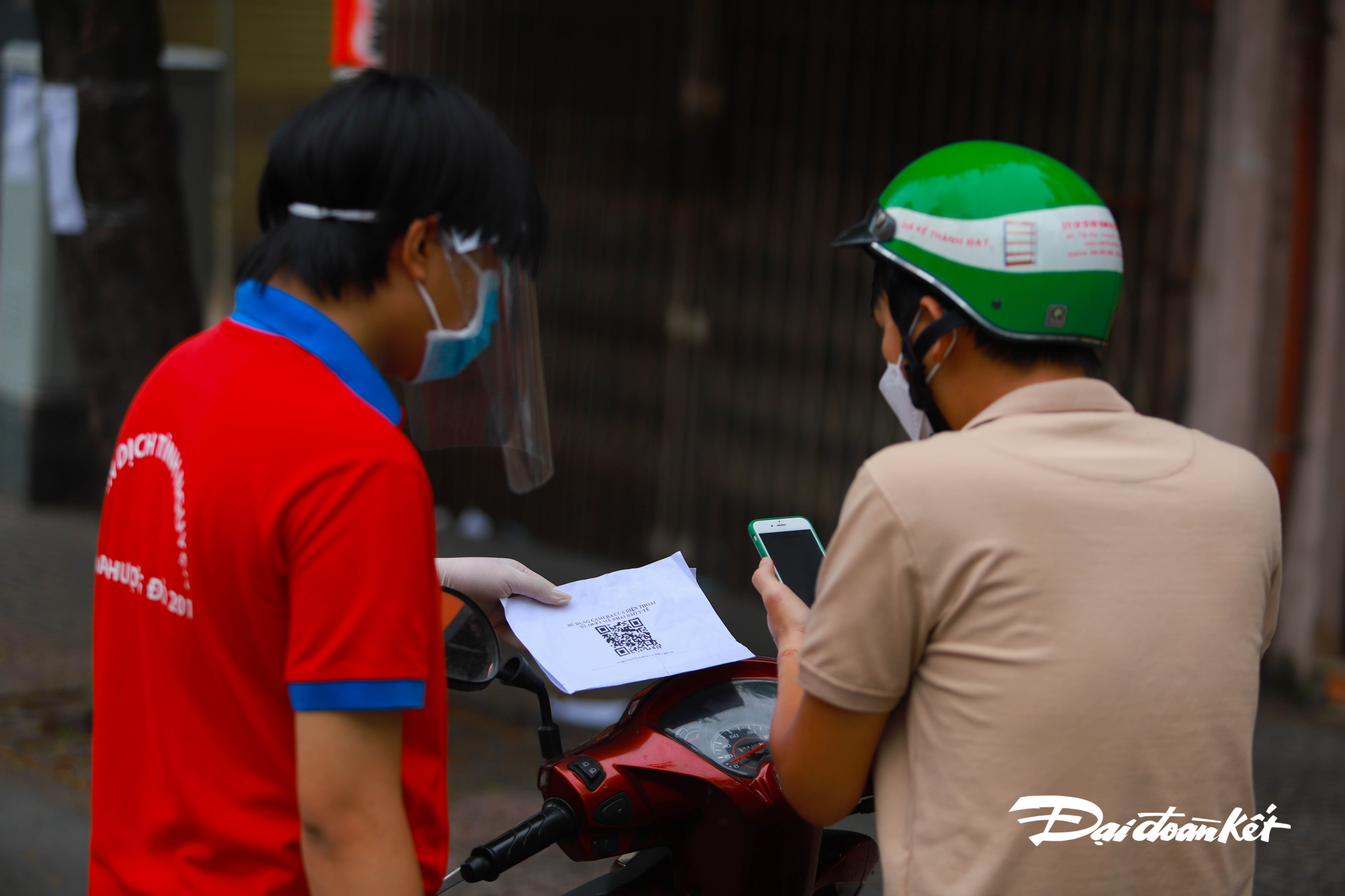 anh-nguoi-d226n-vat-va-khai-b225o-di-bien-dong-d226n-cu39_17.jpg