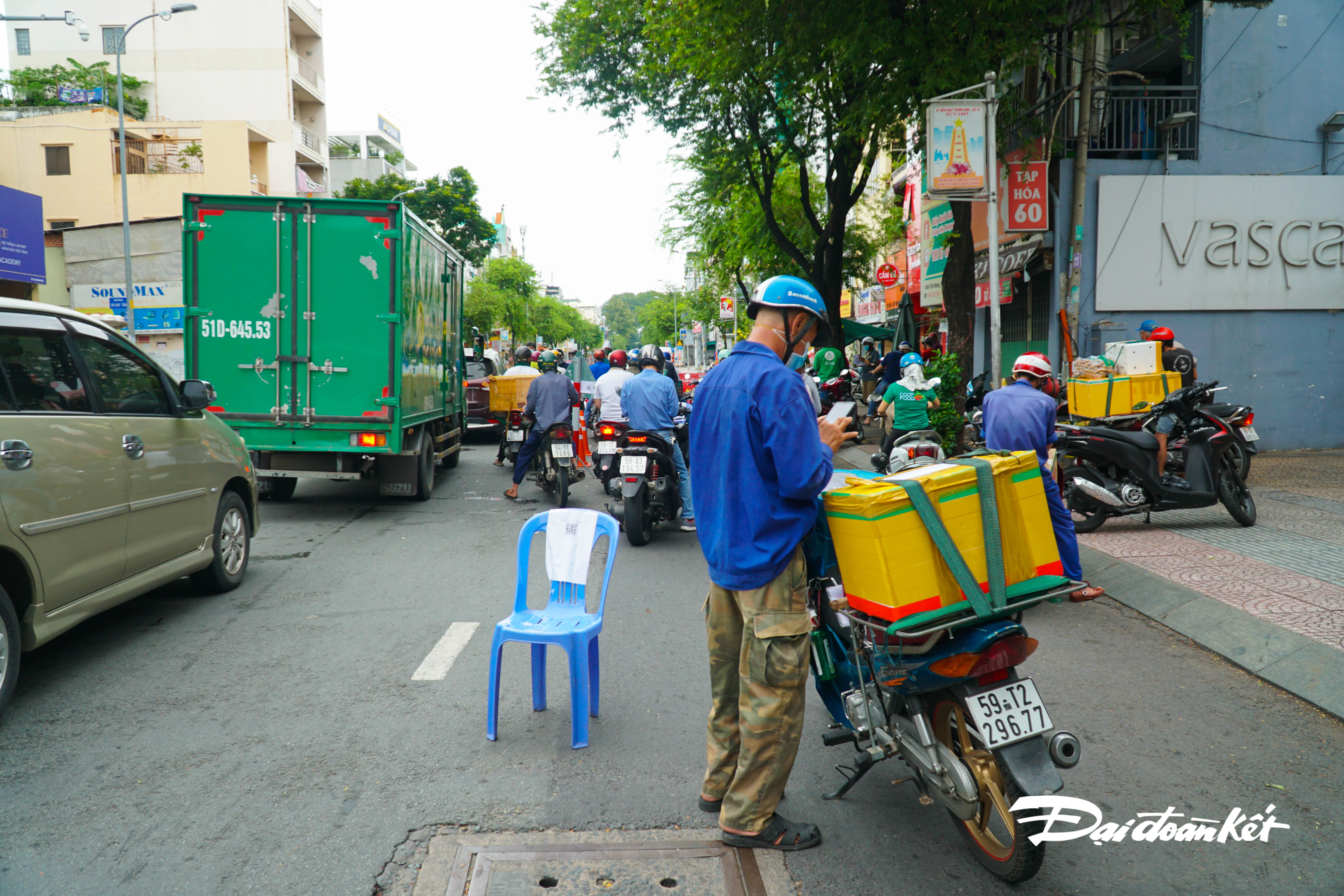 anh-nguoi-d226n-vat-va-khai-b225o-di-bien-dong-d226n-cu39_3.jpg
