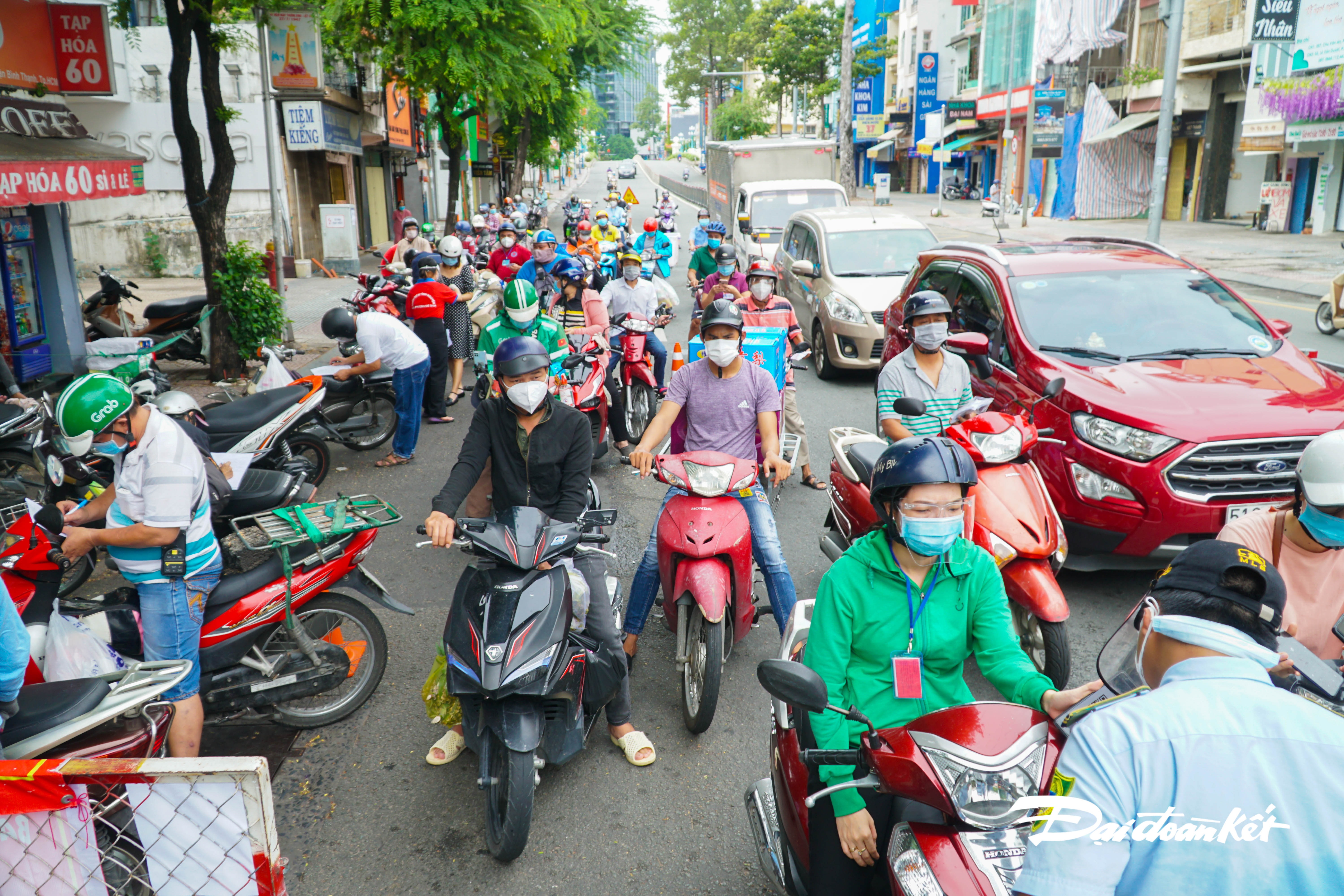 anh-nguoi-d226n-vat-va-khai-b225o-di-bien-dong-d226n-cu39_5.jpg