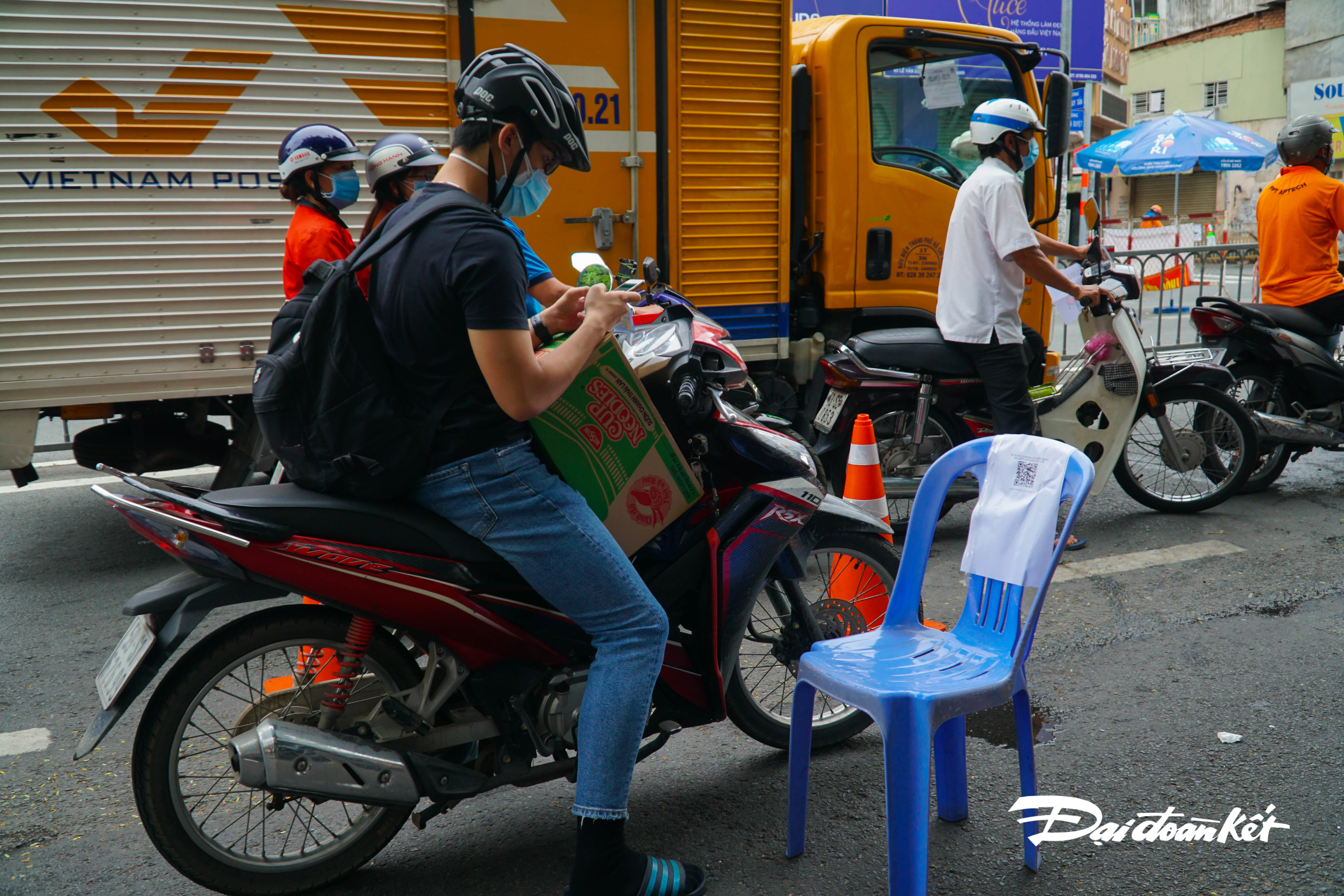 anh-nguoi-d226n-vat-va-khai-b225o-di-bien-dong-d226n-cu39_8.jpg